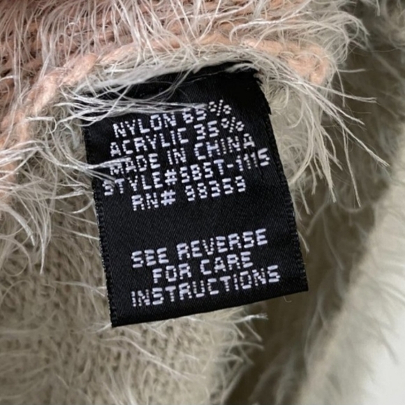 Maddison Grey Pink Hearts Jacquard Fuzzy Sweater Women's Large L Valentine's EUC - Picture 6 of 7